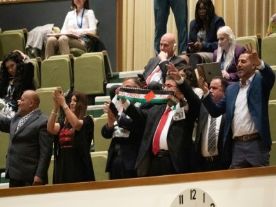 Des partisans et supporteurs du président de l'Autorité palestienne Mahmoud Abbas l'applaudissent depuis la salle de l'Assemblée générale de l'ONU, à New York, le 23 septembre 2022 - Bryan R. Smith [AFP]