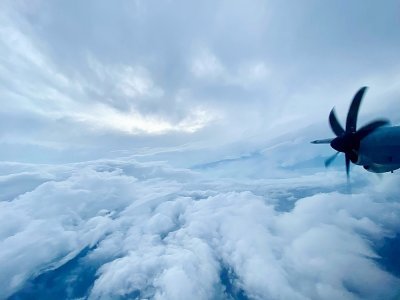 Un avion de la 53e escadrille de reconnaissance météo de l'US Air Force vole lors d'une mission de récolte de données au sein de l'ouragan Fiona au dessus des Bermudes, le 22 septembre 2022 - Kristen PITTMAN [US ARMY/AFP]