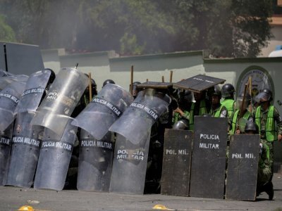 Heurts entre étudiants et forces de l'ordre devant un site militaire, le 23 septembre 2022 à Mexico - ALFREDO ESTRELLA [AFP]