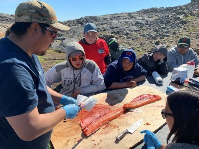 Des adolescents inuits apprennent à découper un poisson lors d'un camp d'été, le 27 juillet 2022 à Iqaluit, dans le grand nord canadien - Anne-Sophie THILL [AFP]