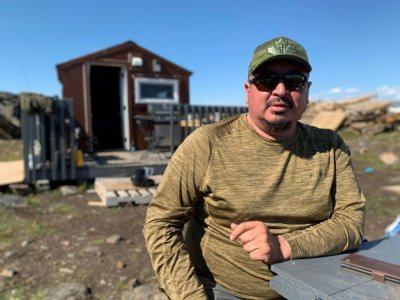 L'instructeur Alex Flaherty lors d'un camp d'été avec des adolescents et de jeunes adultes inuits souffrant de dépression, le 27 juillet 2022 à Iqaluit, dans le grand nord canadien - Anne-Sophie THILL [AFP]