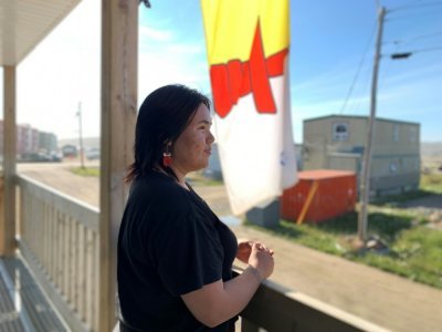 Minnie Akeeagok mène campagne sur les réseaux sociaux contre les problèmes liés à la dépression des plus jeunes, le 27 juillet 2022 à Iqaluit, dans le grand nord canadien - Anne-Sophie THILL [AFP]