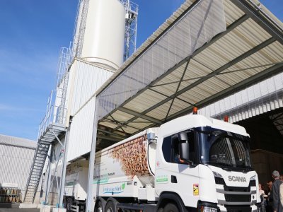 Les pellets livrés en vrac, pour les entreprises ou les collectivités, sont chargés directement depuis ce silo dans un camion.
