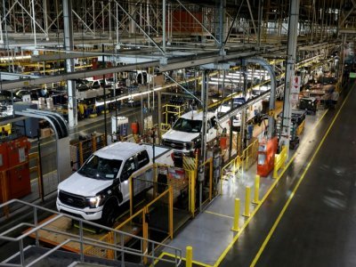 Des pick-up F-150 de Ford à moteur thermique sur une ligne d'assemblage, le 20 septembre 2022 à l'usine Ford de Dearborn, dans le Michigan - JEFF KOWALSKY [AFP/Archives]