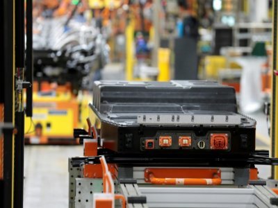 Une batterie avant son installation dans le pick-up F-150 Lightning électrique, le 20 septembre 2022 à l'usine Ford de Dearborn, dans le Michigan - JEFF KOWALSKY [AFP/Archives]