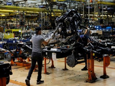 Des moteurs du pick-up F-150 de Ford à moteur thermique sur une ligne d'assemblage, le 20 septembre 2022 à l'usine Ford de Dearborn, dans le Michigan - JEFF KOWALSKY [AFP]