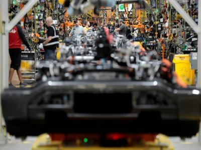 Une ligne d'assemblage du pick-up F-150 Lightning électrique, dans l'usine Ford de Dearborn, le 20 septembre 2022 dans le Michigan - JEFF KOWALSKY [AFP]