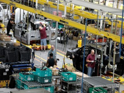 Une ligne d'assemblage du pick-up F-150 Lightning électrique, dans l'usine Ford de Dearborn, le 20 septembre 2022 dans le Michigan - JEFF KOWALSKY [AFP]
