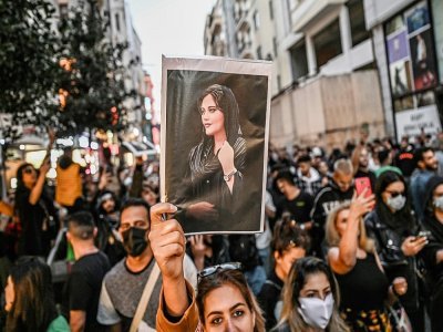 Une manifestante brandit le portrait de Mahsa Amini, à Istanbul le 21 septembre 2022 - Ozan KOSE [AFP]