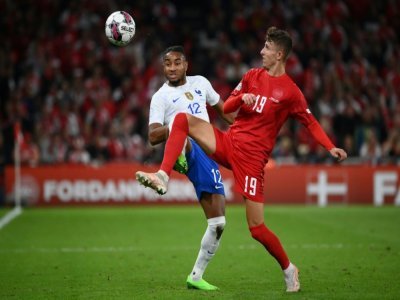 L'attaquant français Christopher Nkunku (g.) et le milieu de terrain danois Jesper Lindstrom (d.) lors du match de Ligue des nations entre le Danemark et la France, à Copenhague, le 25 septembre 2022 - FRANCK FIFE [AFP]