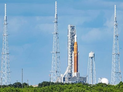 La nouvelle méga-fusée SLS de la Nasa sur son pas de tir au centre spatial Kennedy, le 24 septembre 2022 en Floride - Jim WATSON [AFP]