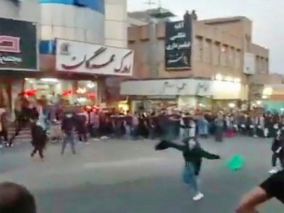 Capture d'image d'une vidéo montrant des femmes ôtant leur voile à Saveh, dans le centre de l'Iran, le 21 septembre 2022 - - [UGC/AFP/Archives]