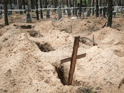 Des tombes vides après l'exhumation des corps dans la fosse commune créée pendant l'occupation russe à Izyum, dans la région de Kharkiv, le 25 septembre 2022 - Yasuyoshi CHIBA [AFP]