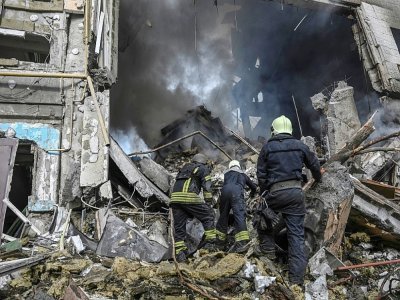 Des pompiers éteignent un incendie après qu'un appartement a été touché par un tir de missile à Bakhmut, dans la région de Donetsk, le 15 septembre 2022 - Juan BARRETO [AFP]