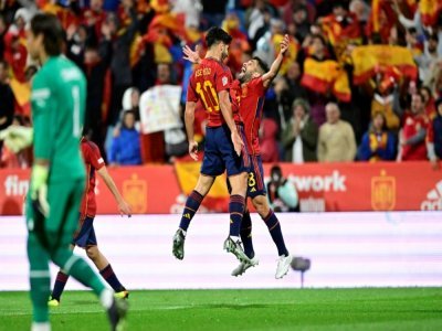 Le milieu de terrain de l'équipe d'Espagne Jordi Alba (d) célèbre son but avec un coéquipier lors de la rencontre de Ligue des nations contre la Suisse à Saragosse le 24 septembre 2022 - JAVIER SORIANO [AFP]