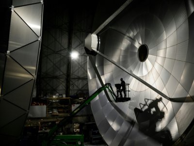 Un employé assure la maintenance d'une des coupoles du radiotélescope NOEMA sur le plateau de Bure, le 20 septembre 2022 dans les Hautes-Alpes - JEFF PACHOUD [AFP]