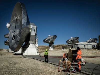 Des employés travaillent près des coupoles du radiotélescope NOEMA de l'Iram, le 20 septembre 2022 sur le plateau de Bure, dans les Hautes-Alpes - JEFF PACHOUD [AFP]