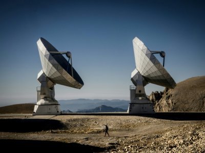 Des coupoles du radiotélescope NOEMA de l'Iram sur le plateau de Bure, le 20 septembre 2022 dans les Hautes-Alpes - JEFF PACHOUD [AFP]
