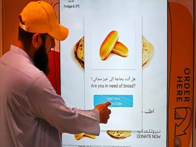 Un distributeur de pain gratuit à Dubaï, le 22 septembre 2022 aux Emirats arabes unis - Karim SAHIB [AFP]