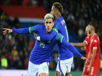 Pedro, auteur du 5e but du Brésil contre la Tunisie, est félicité par Neymar également buteur en amical à Paris, le 27 septembre 2022 - FRANCK FIFE [AFP]