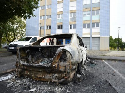 Un véhicule calciné après une nuit de violences urbaines, le 28 septembre 2022 à Alençon, dans le nord-ouest de la France - Jean-Francois MONIER [AFP]