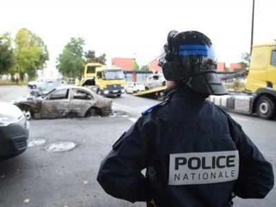 un véhicule calciné après une nuit de violences urbaines dans le quartier de Perseigne, le 28 septembre 2022 à Alençon, dans le nord-ouest de la France - Jean-Francois MONIER [AFP]