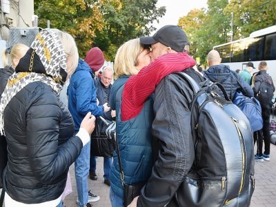 Des réservistes russes disent au revoir à leurs familles avant le partir rejoindre l'armée russe en Ukraine, le 27 septembre 2022 à Saint-Pétersbourg - - [AFP]