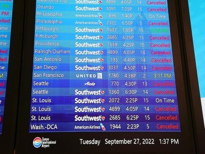 Un panneau d'information indique les vols annulés à l'aéroport de Tampa, le  27 septembre 2022 en Floride - Bryan R. Smith [AFP]