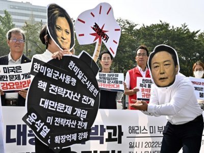Des manifestants protestent contre la visite de la vice-présidente américaine Kamala Harris, le 29 septembre 2022 à Séoul - Anthony WALLACE [AFP]
