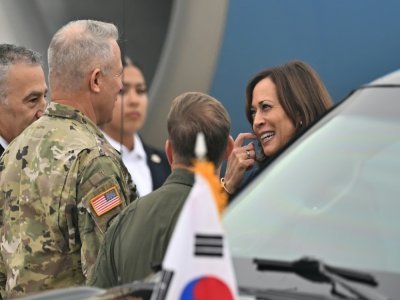 La vice-présidente américaine Kamala Harris arrive sur la base d'Osan, en Corée du Sud, le 29 septembre 2022 - JUNG YEON-JE [POOL/AFP]
