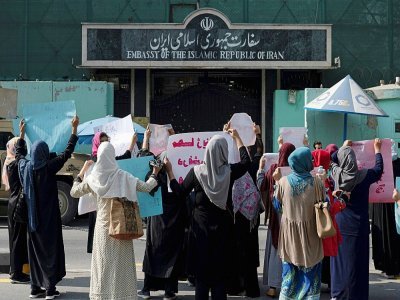 Des femmes afghanes manifestent devant l'ambassade d'Iran à Kaboul, le 29 septembre 2022 - Wakil KOHSAR [AFP]
