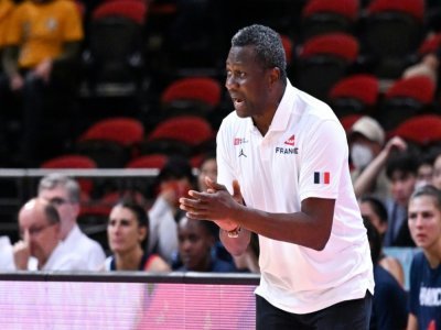 Le sélectionneur de l'équipe de France féminine de basket, Jean-Aimé Toupane, lors du quart de finale du Mondial-2022 perdu contre la Chine, le 29 septembre 2022 à Sydney - WILLIAM WEST [AFP/Archives]