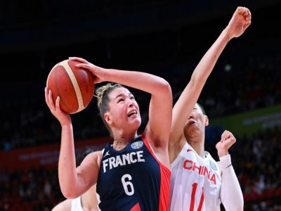 La basketteuse française Alexia Chartereau à la lutte lors du quart de finale du Mondial face à la Chine, le 29 septembre 2022 à Sydney - WILLIAM WEST [AFP/Archives]