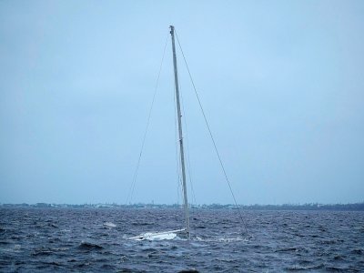 Un bateau partiellement submergé après le passage de l'ouragan Ian à Punta Gorda, en Floride, le 29 septembre 2022 - Ricardo ARDUENGO [AFP]