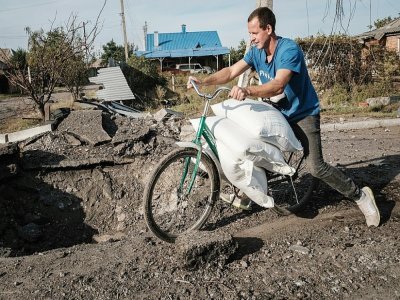 Un habitant de Koupiansk (est de l'Ukraine), repris aux forces russes, le 29 septembre 2022 - Yasuyoshi CHIBA [AFP]