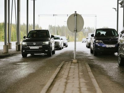 Longue file de véhicules voulant entrer en Finlande depuis la Russie, au poste-frontière de Vaalimaa (Finlande) le 29 septembre 2022 - Alessandro RAMPAZZO [AFP]