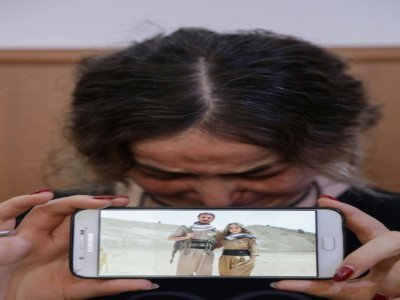 Rezab Hassan montrant une photo d'elle et de son fiancé, tué dans une frappe iranienne dans le nord de l'Irak, le 29 septembre 2022 - SAFIN HAMED [AFP]