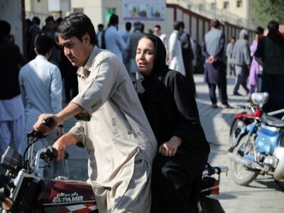 Des familles viennent aux nouvelles après un attentat à Kaboul, le 30 septembre 2022 - - [AFP]