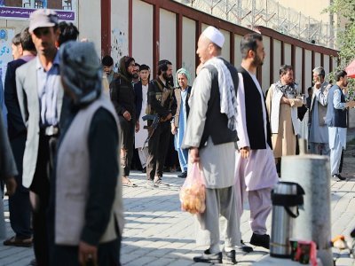 Des habitants de Kaboul viennent chercher des nouvelles de leurs proches après un attentat contre un centre de formation pour étudiants, le 30 septembre 2022 - STR [AFP]