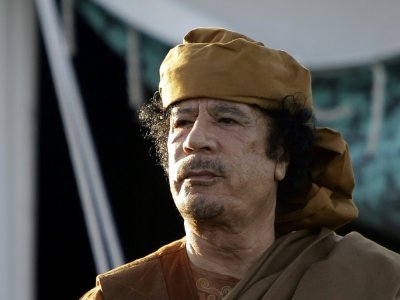 Mouammar Kadhafi devant sa tente dans le jardin de sa résidence Bab al-Aziziya à Tripoli le 10 avril 2011 - JOSEPH EID [AFP/Archives]
