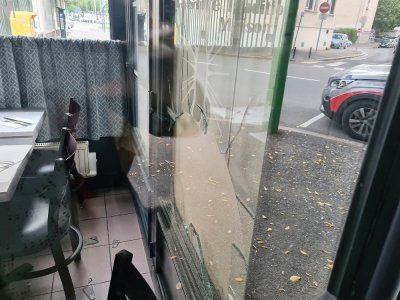 Une des vitres de l'établissement a été cassée, dans la nuit du mardi 11 au mercredi 12 octobre, à Caen. - Léa Quinio