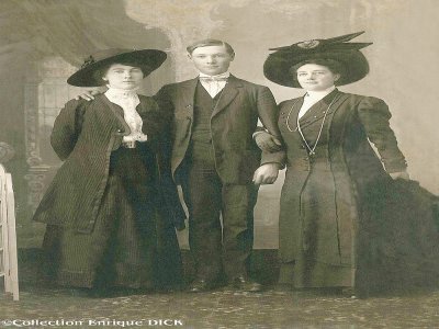 Edgar Andrew avec sa sœur Ethel à droite et Mme Cowan à gauche, la mère d'une de ses amies. - Collection Enrique Dick