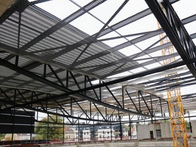 Le toit du nouveau Palais des sports de Caen prend forme.