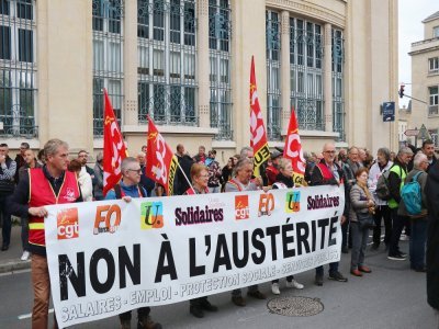 Les principaux syndicats ont appelé à se rassembler devant la préfecture du Calvados.