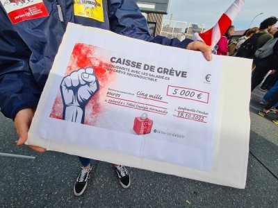 Un chèque de 5000€ a été versé à la caisse de grève.