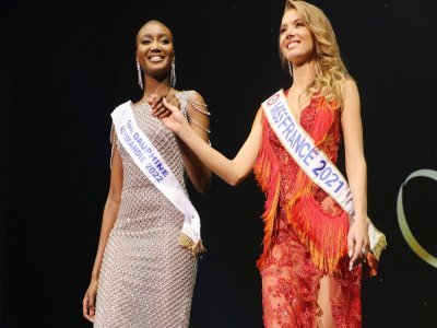 Safietou Kabengele, première dauphine, accompagnée d'Amandine Petit, Miss France 2021. - Célia Caradec