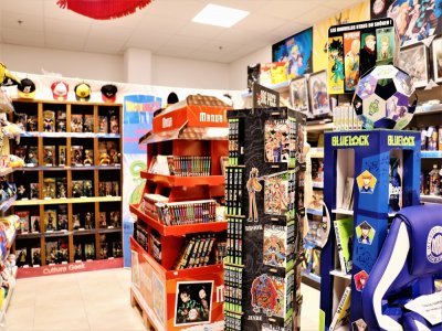 Des mangas célèbres, comme Naruto ou One Piece, sont présents dans les rayons de la boutique.