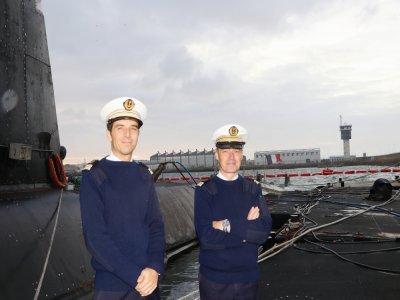 Le capitaine de frégate Laurent Falhun et le capitaine de vaisseau Alexandre Caron, dernier et ancien commandant du Rubis.
