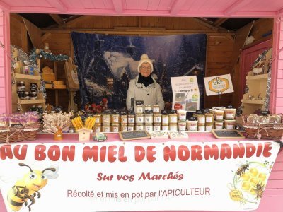 Parmi les spécialités qui peuvent être achetées et dégustées sur le marché de Noël, du bon miel normand. - Martine Dubos