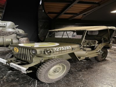 La Jeep a été complètement restaurée, de la carrosserie à la mécanique en passant par la peinture.